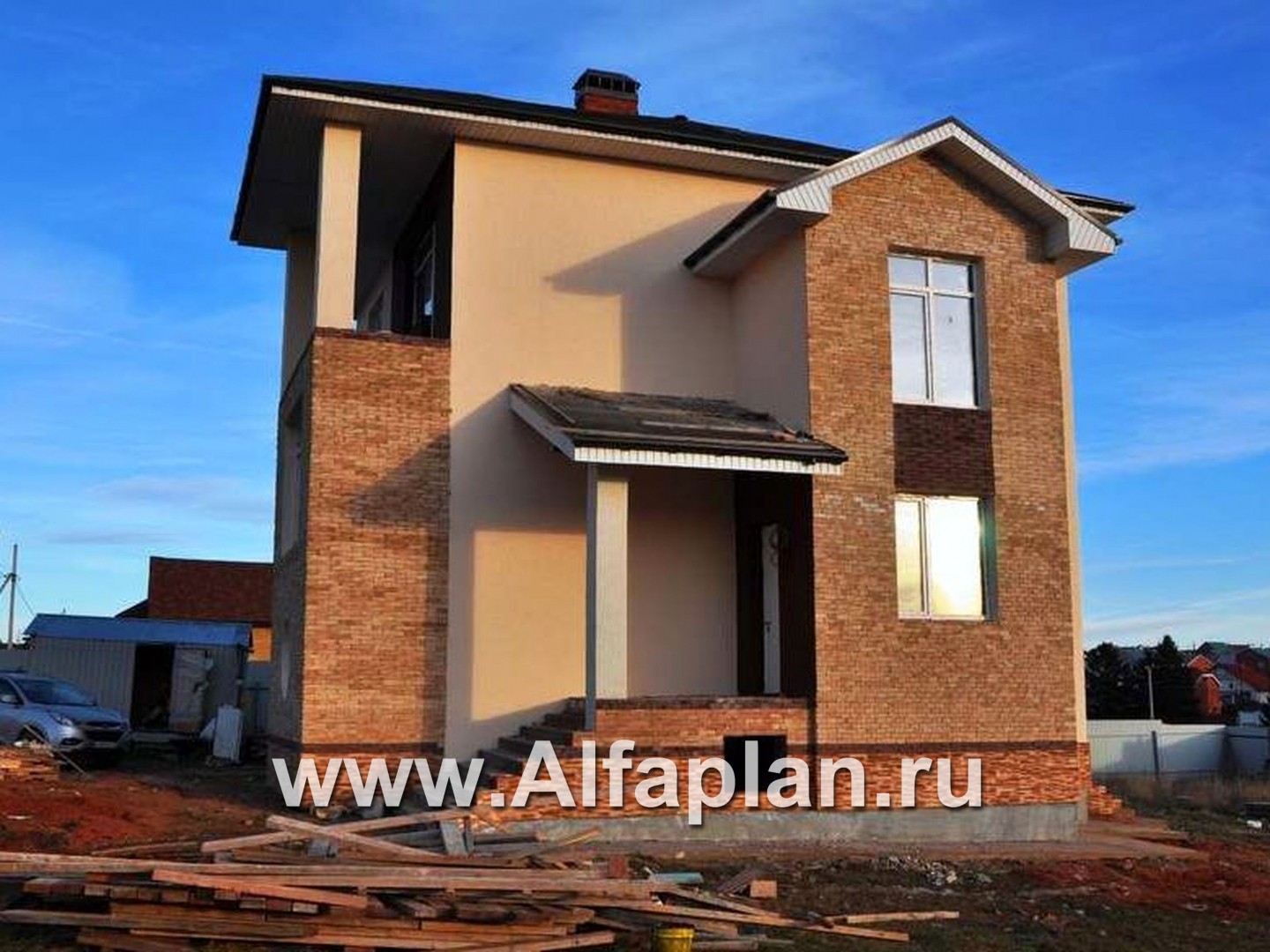 Проект трехэтажного дома из газобетона «Аура», с гаражом в цоколе, с сауной и спортзалом, с балконом и круглым окном - дизайн дома №3