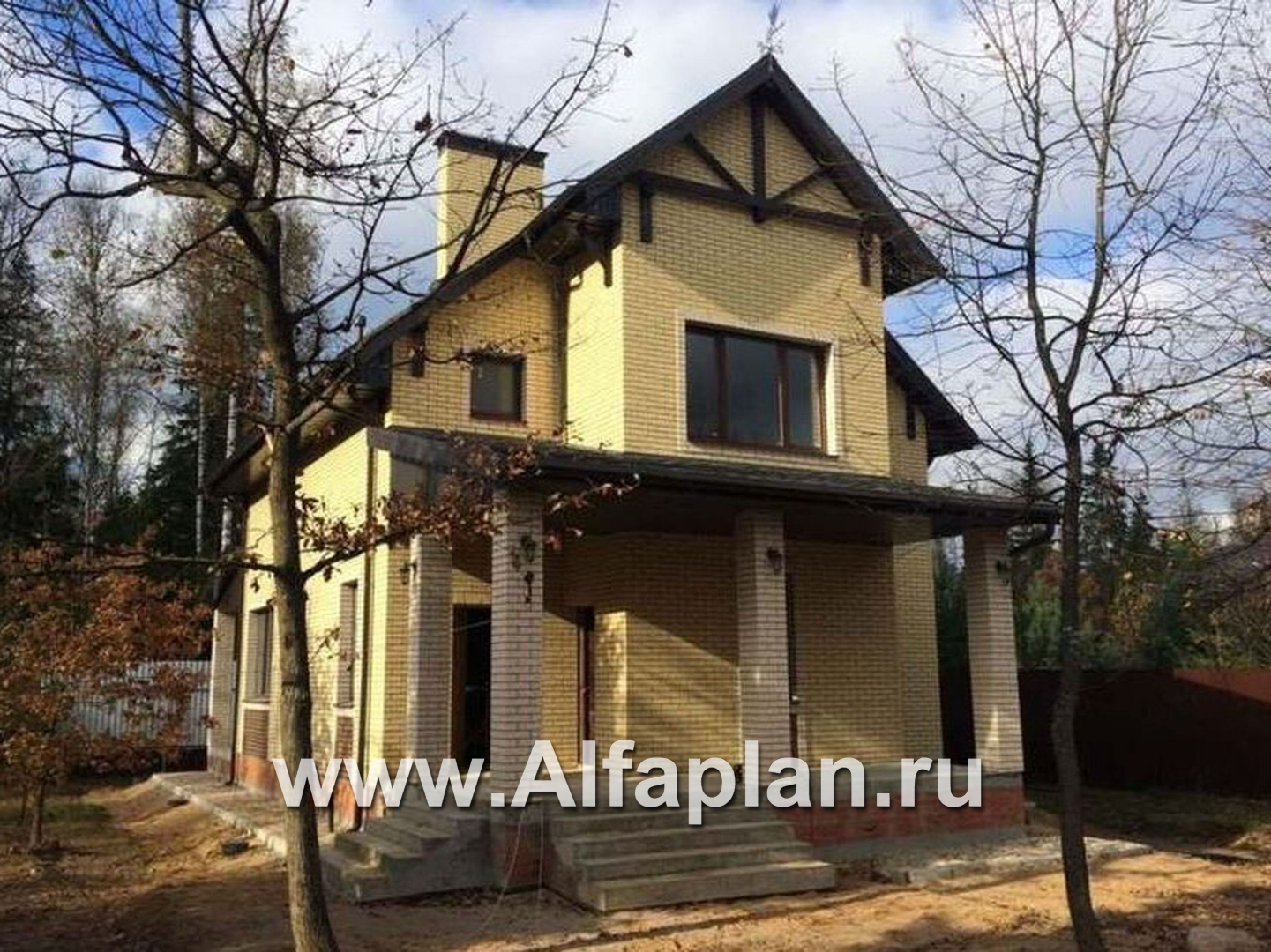 «Белая ночь» - проект дома с фото, мансарда, план мастер спальня, колонны со стороны входа, в классическом стиле - дизайн дома №3